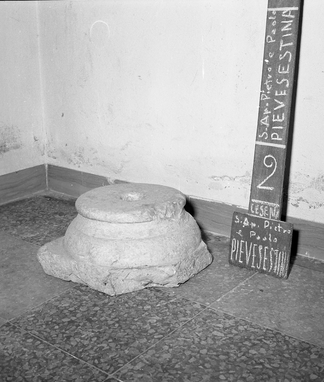 base di colonna, coppia - bottega romagnola (secc. XVI/ XVII)