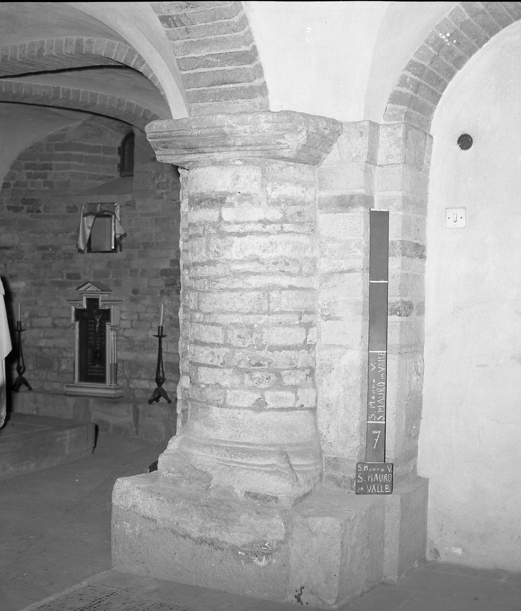 base di colonna, opera isolata - produzione Italia centro-settentrionale (secc. III/ VI)