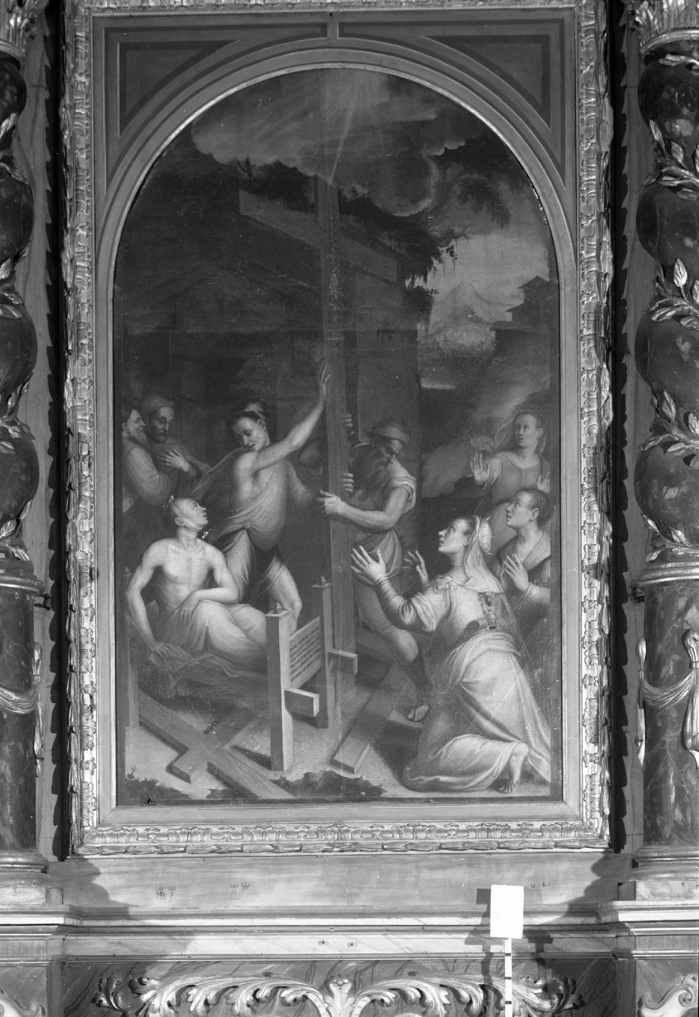 Invenzione della vera croce, ritrovamento della vera croce (pala d'altare) di Longhi Luca (sec. XVI)