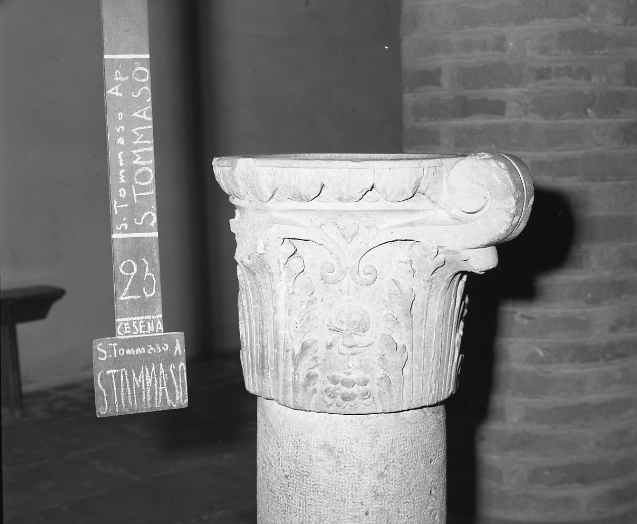 vasca di acquasantiera, opera isolata - bottega romagnola (sec. XVI)