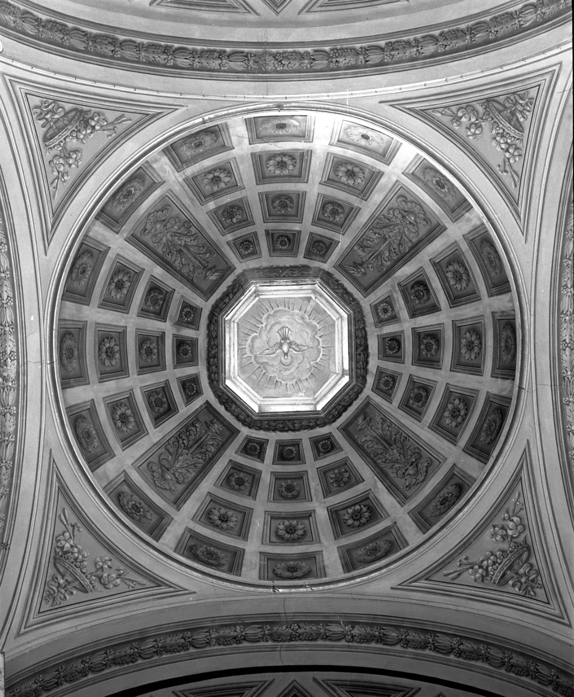 motivi decorativi a finta cassonettaura; motivi decorativi vegetali (decorazione pittorica, complesso decorativo) di Garzia Giovanni (sec. XIX)