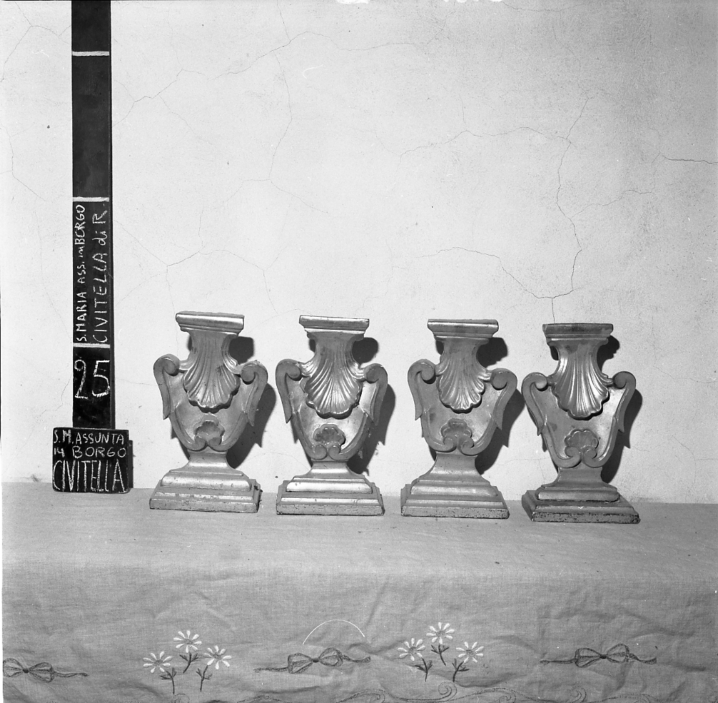 vaso d'altare con composizione floreale, serie - bottega tosco-romagnola (sec. XIX)