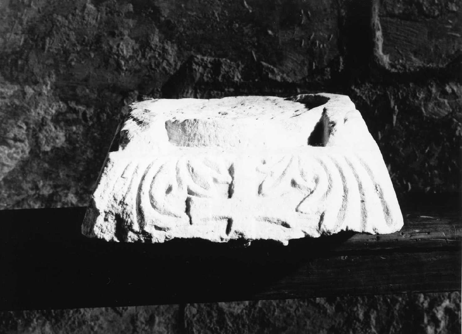 capitello, frammento - ambito romagnolo (sec. VII)