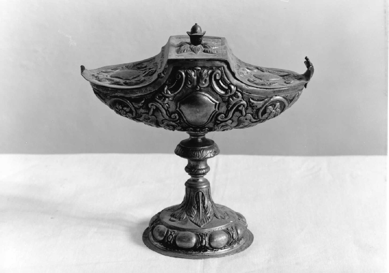 motivi decorativi floreali, vegetali, a volute e ad ovoli (navicella portaincenso - a lucerna, elemento d'insieme) - manifattura emiliano-romagnola (sec. XVIII)