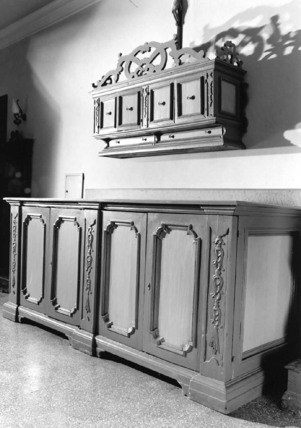 mobile da sacrestia con alzata - manifattura veneziana (sec. XVIII)