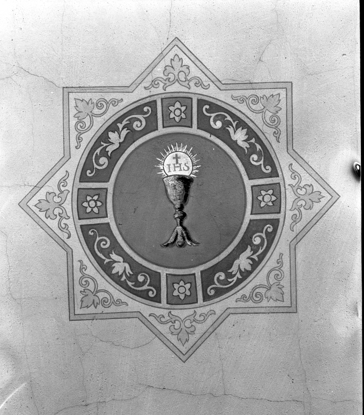 calice eucaristico, croce greca; motivi decorativi vegetali e geometrici (decorazione pittorica) di Secchi Cesare (sec. XX)