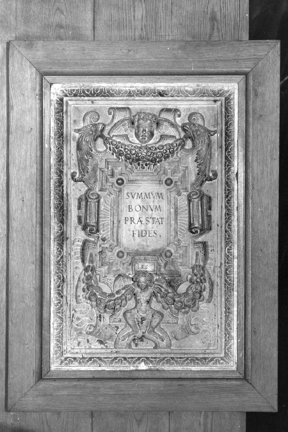 Motivo decorativo a cartiglio con festoni e putti (rilievo) - manifattura emiliano-romagnola (sec. XVI)