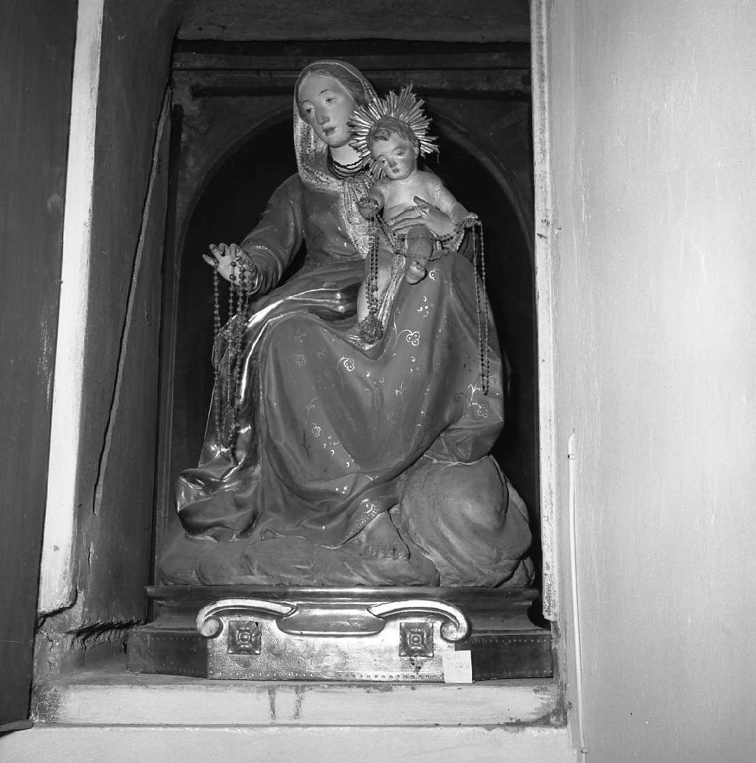 Madonna del Rosario (scultura, elemento d'insieme) di Piò Angelo (sec. XVIII)