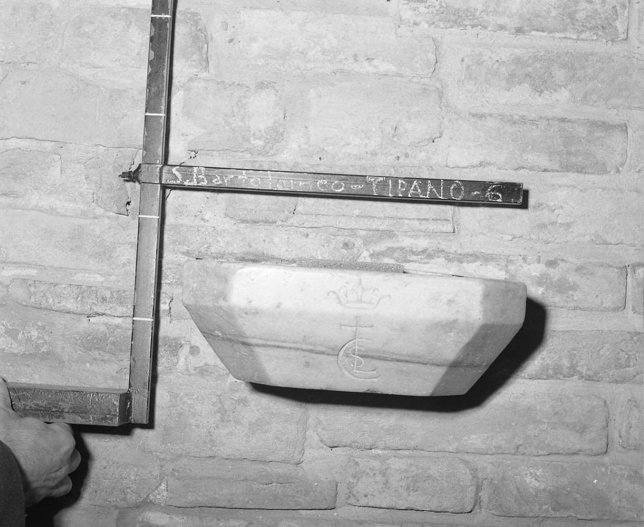 acquasantiera da parete - bottega romagnola (sec. XV)