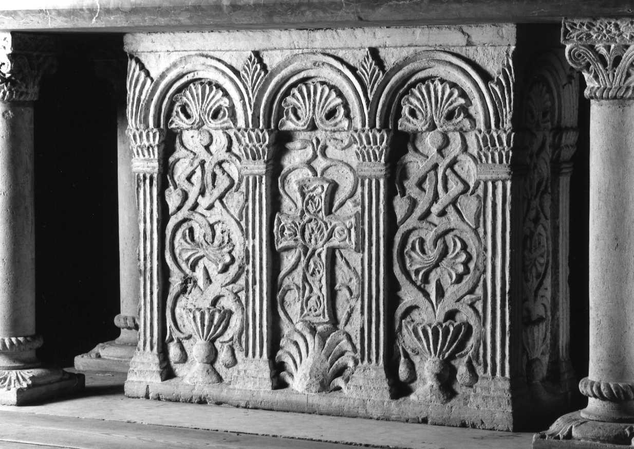 motivi decorativi geometrici e vegetali stilizzati (rilievo) - manifattura italiana (sec. XX)