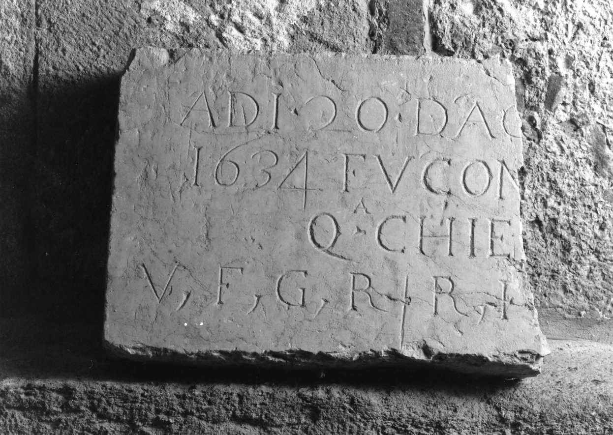 lapide commemorativa, frammento - manifattura romagnola (sec. XVII)