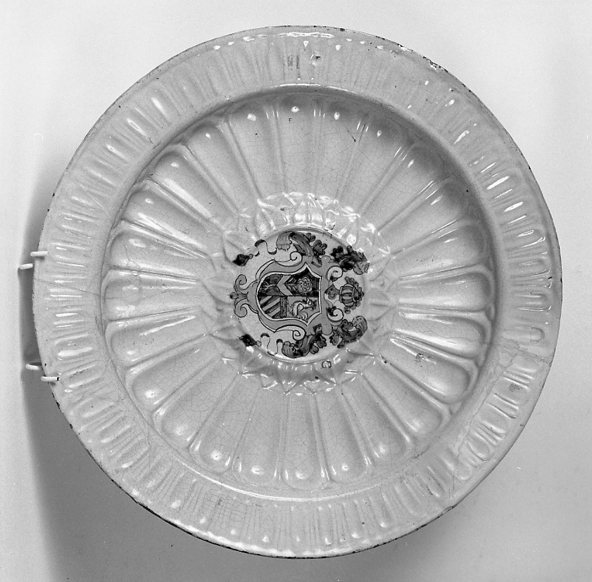 stemma gentilizio (piatto da parata) - manifattura umbra (?) (sec. XVII)