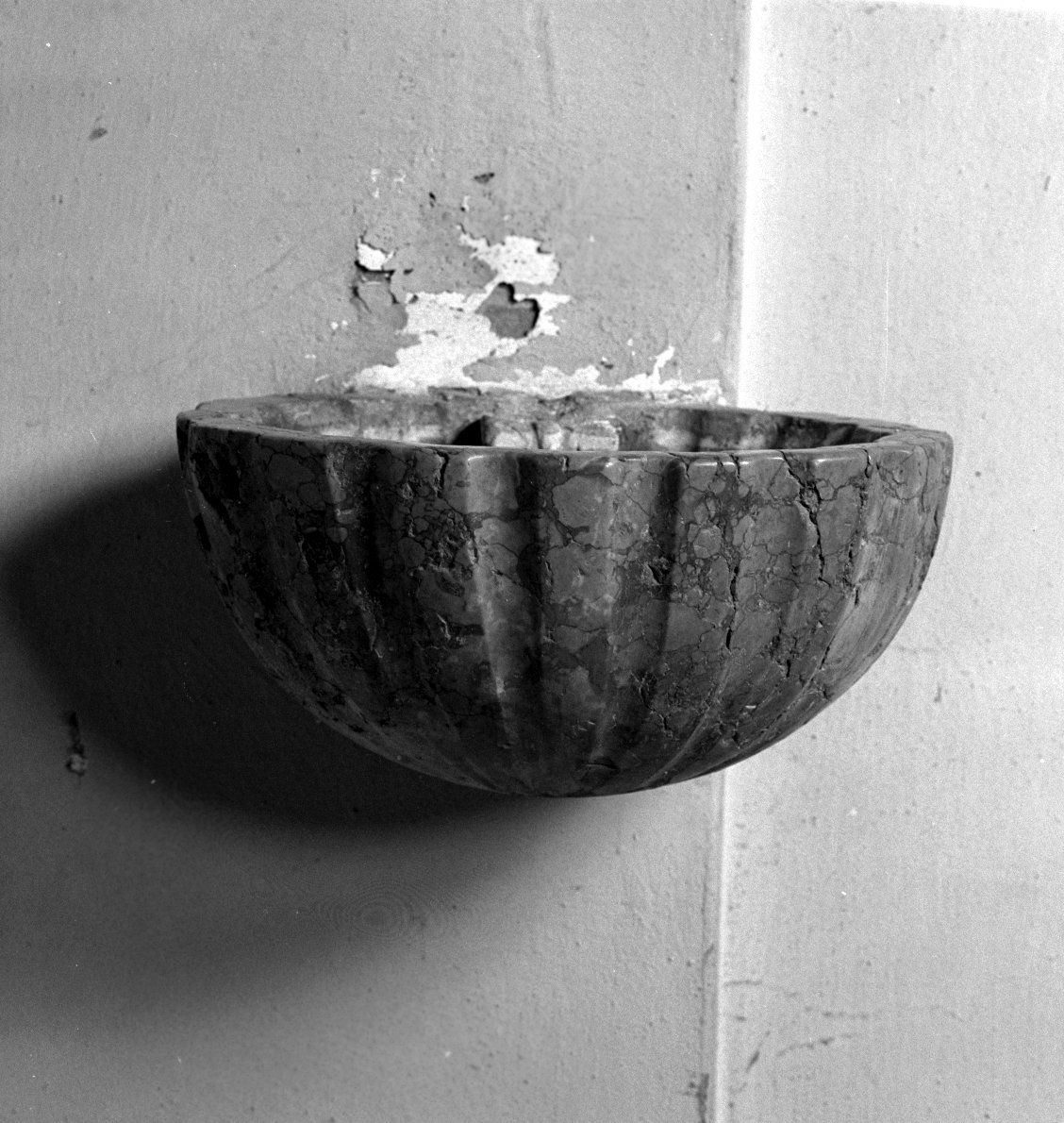 acquasantiera da parete - manifattura romagnola (seconda metà sec. XVII)