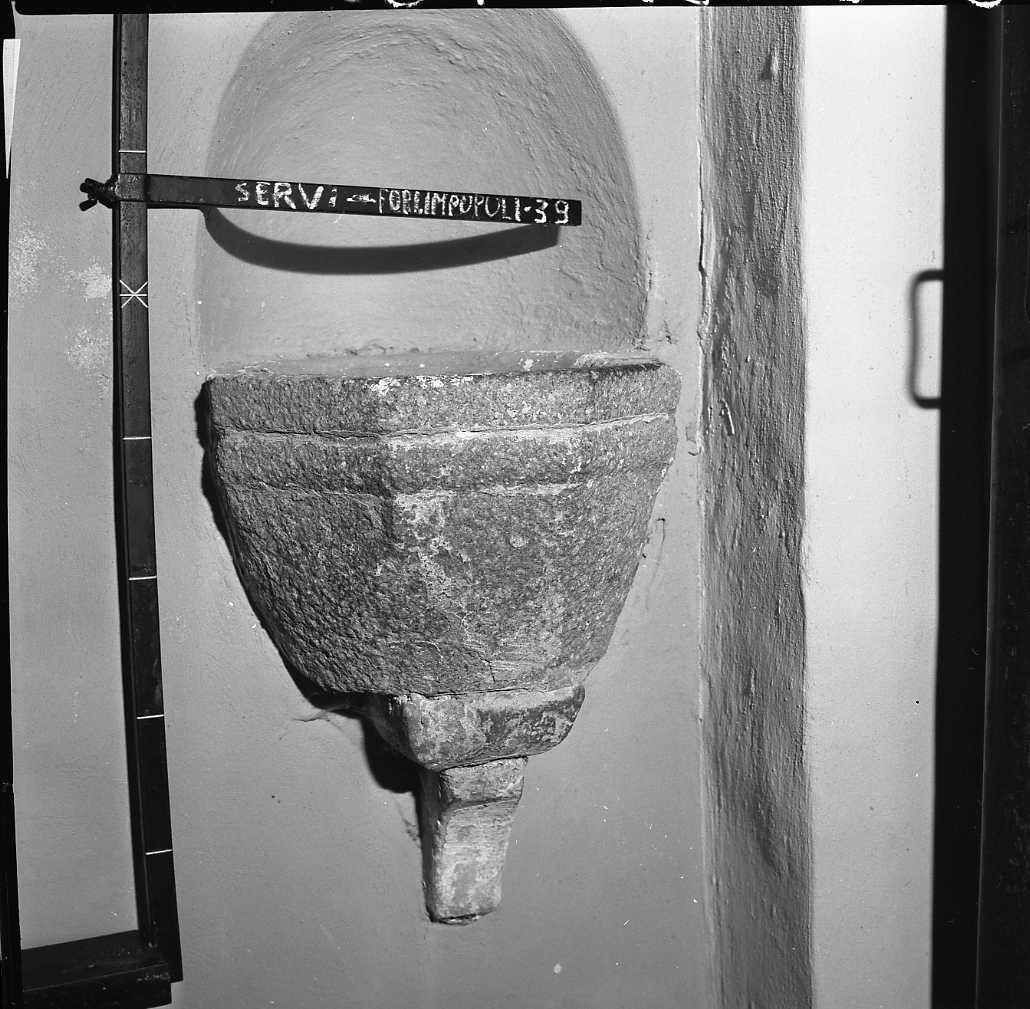 acquasantiera da parete - bottega romagnola (sec. XVI)