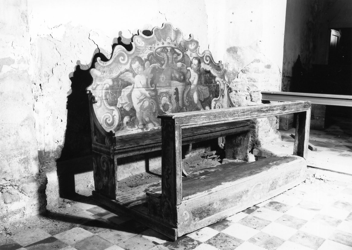 putti reggenti stemma della famiglia Ricchi-Tassinari (banco da chiesa) - manifattura tosco-romagnola (prima metà sec. XVIII)