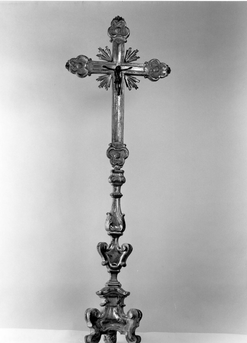 Cristo crocifisso e motivi decorativi a volute (croce d'altare) - ambito tosco-romagnolo (metà sec. XVIII)