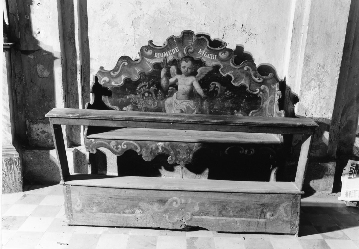 putto reggente due limoni e stemma gentilizio della famiglia Ricchi (banco da chiesa, elemento d'insieme) - ambito tosco-romagnolo (prima metà sec. XVIII)