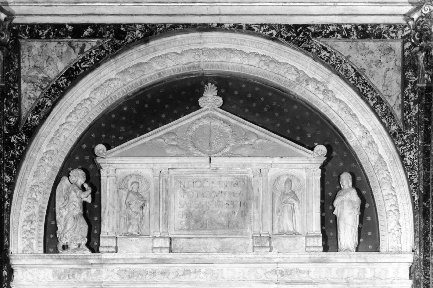 Annunciazione/ San Pietro/ SAnt'Apollinare/ festone/ motivi decorativi (rilievo) di Rossellino Antonio (sec. XV)