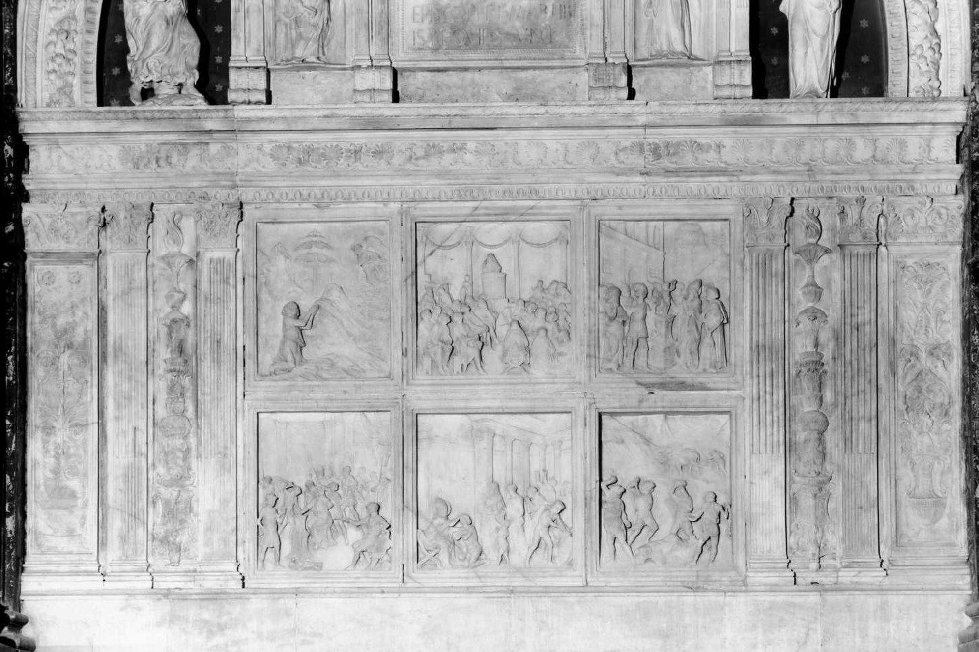 Episodi della vita di San Savino/ motivi decorativi (rilievo) di Rossellino Antonio (sec. XV)