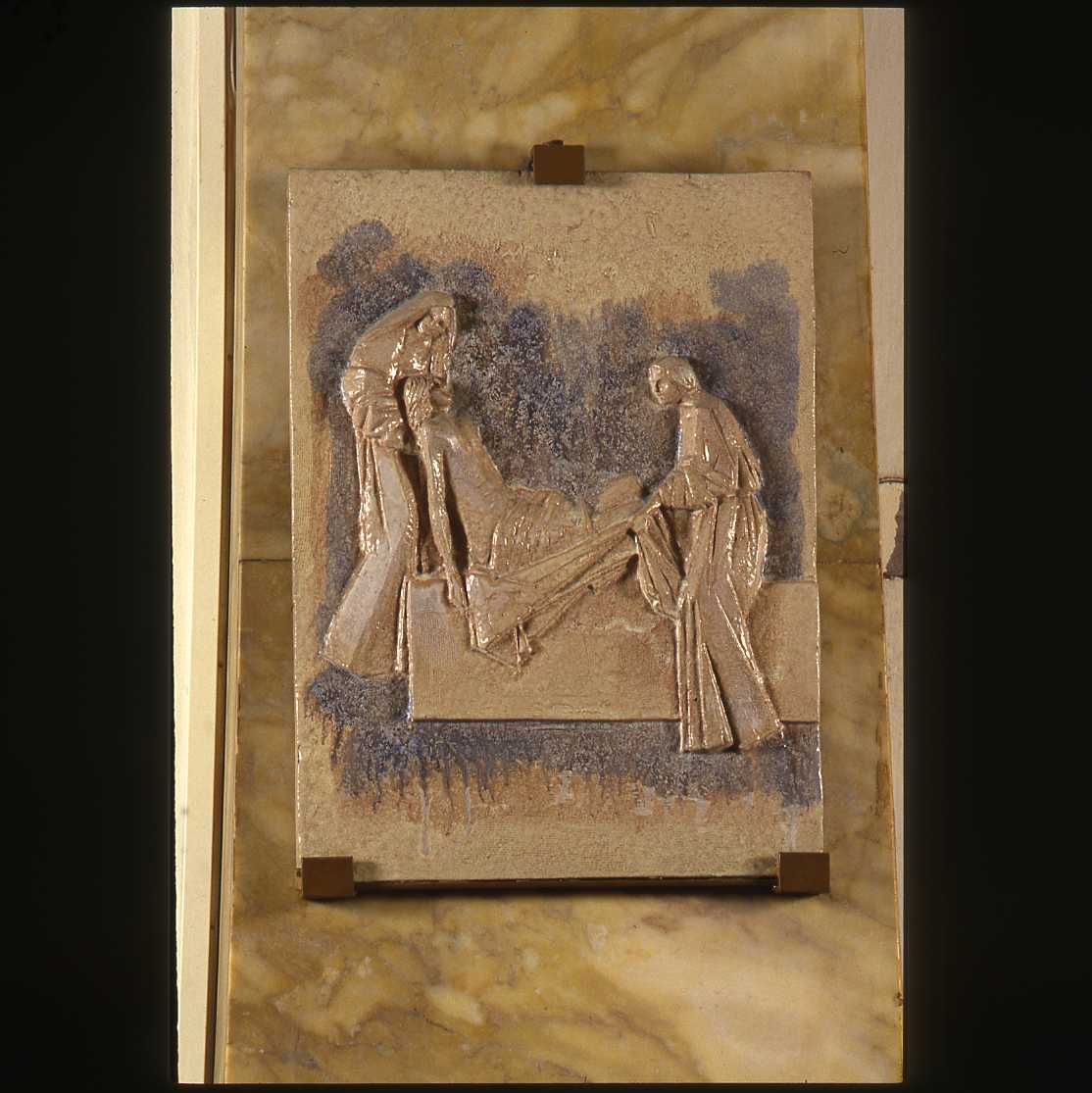 stazione della via crucis: XIV (formella) di Baldini Guido (metà sec. XX)