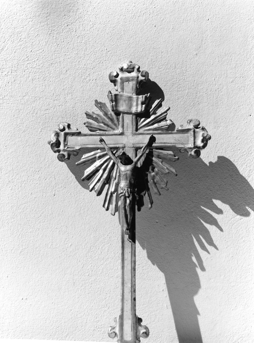 Cristo crocifisso e motivi decorativi a volute (croce processionale) - ambito tosco-romagnolo (seconda metà sec. XVIII)