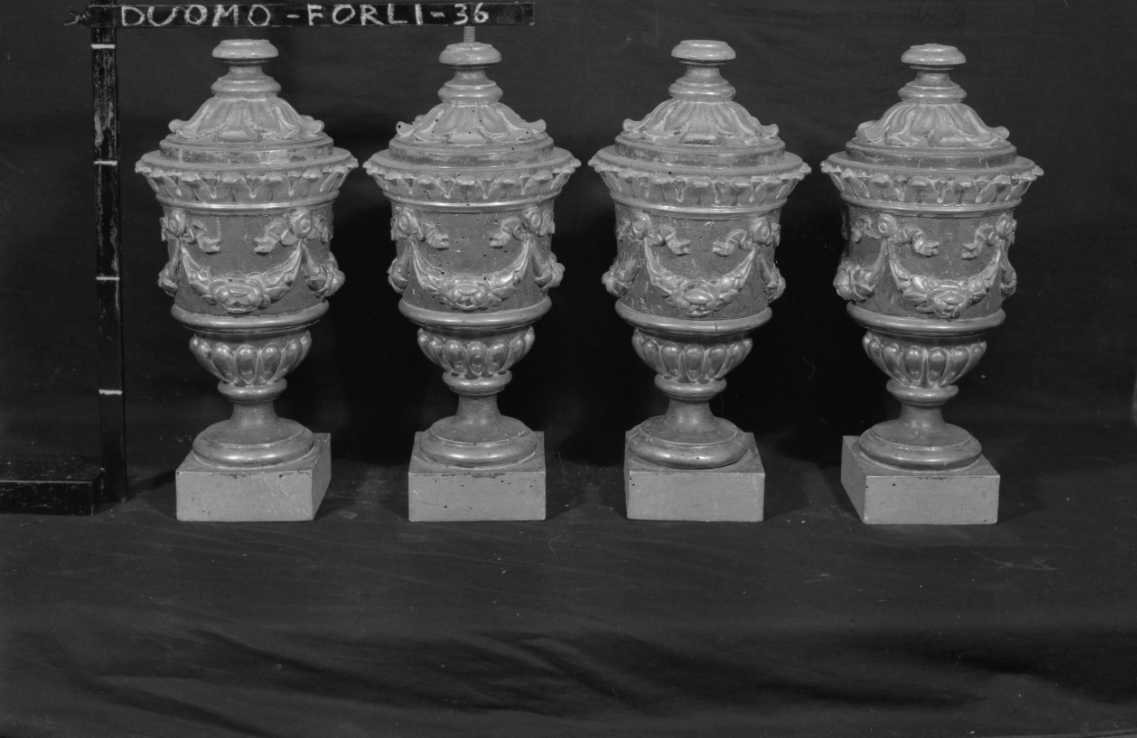 vaso d'altare con composizione floreale, serie - ambito emiliano (fine/inizio secc. XVIII/ XIX)