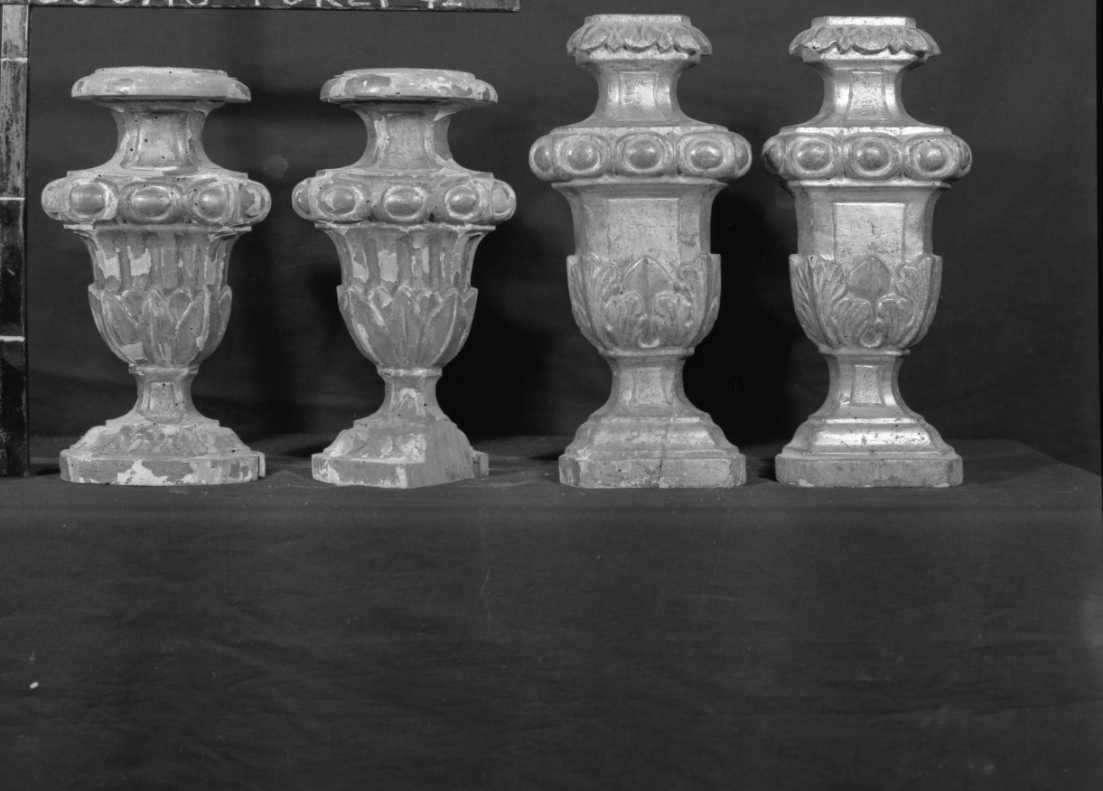 vaso d'altare con composizione floreale, serie - ambito emiliano (prima metà sec. XIX)