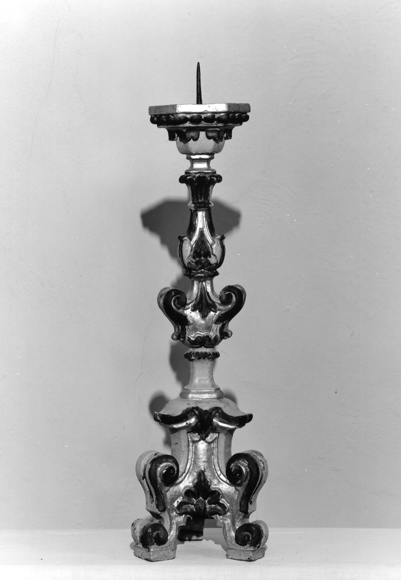 motivi decorativi a volute (candeliere, serie) - manifattura tosco-romagnola (seconda metà sec. XVIII)