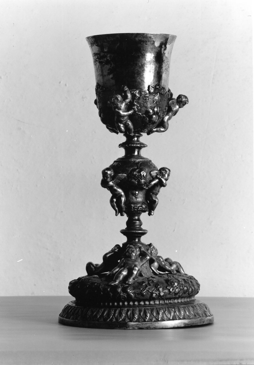 putti alati e motivi decorativi vegetali (calice) - manifattura romagnola (seconda metà sec. XVII)