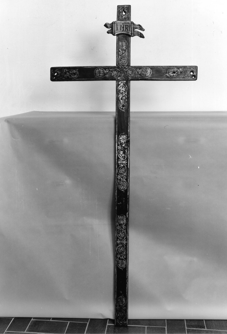 motivi decorativi vegetali a volute (croce) - manifattura tosco-romagnola (metà sec. XVIII)