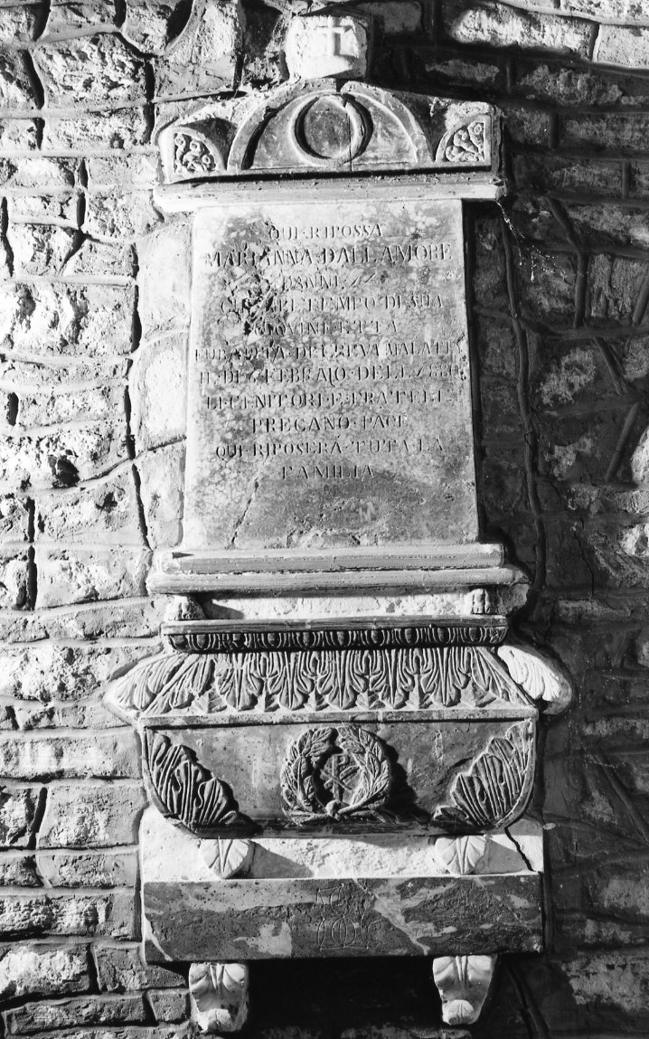 motivi decorativi a foglie (lapide tombale) - produzione romagnola (sec. XIX)