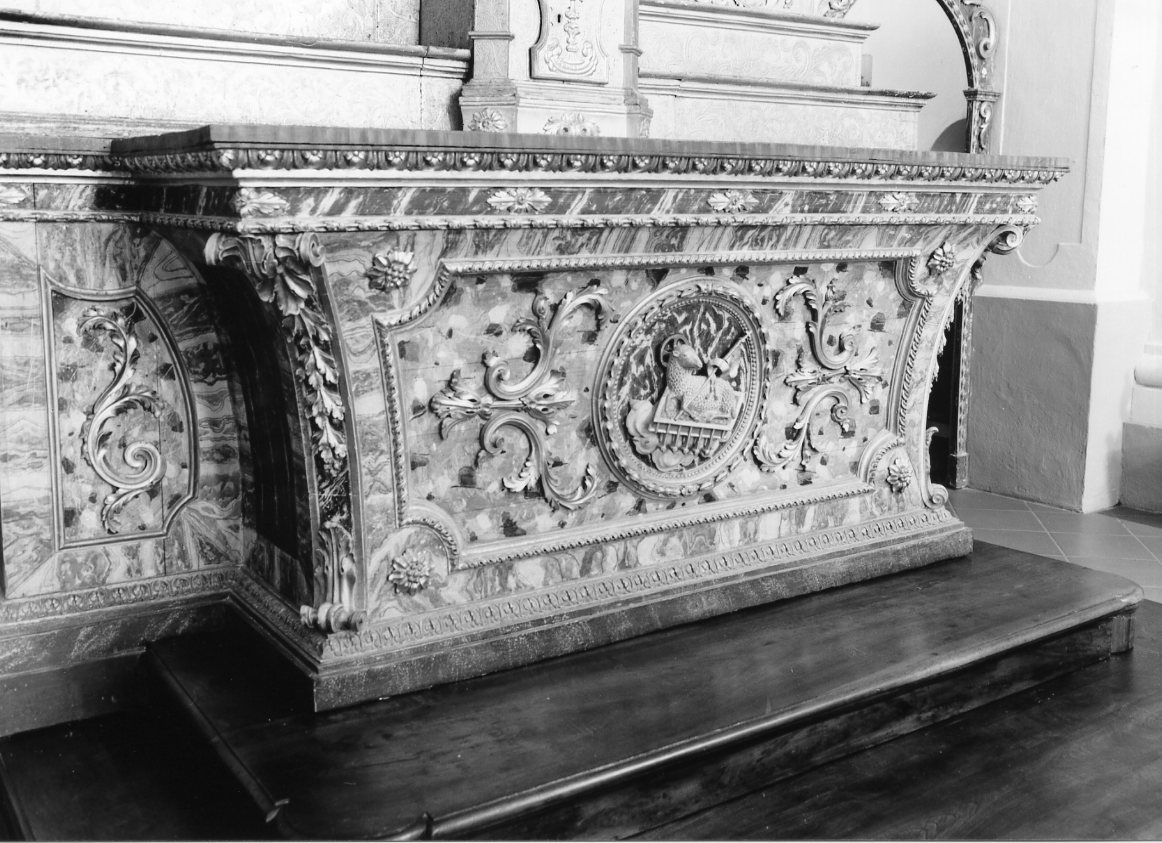 Agnus Dei e motivi decorativi a rosette e vegetali a volute (paliotto, elemento d'insieme) - manifattura tosco-romagnola (seconda metà sec. XVIII)