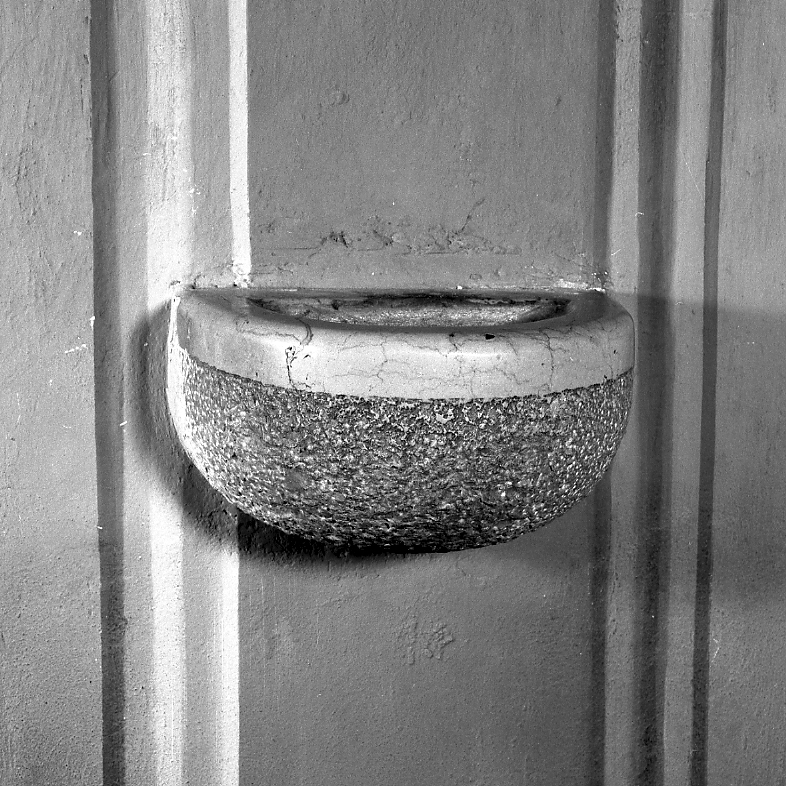 acquasantiera da parete - bottega romagnola (primo quarto sec. XX)