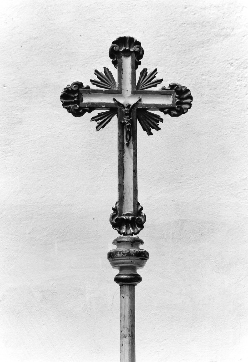 Cristo crocifisso e motivi decorativi a volute (croce processionale) - manifattura tosco-romagnola (seconda metà sec. XVIII)