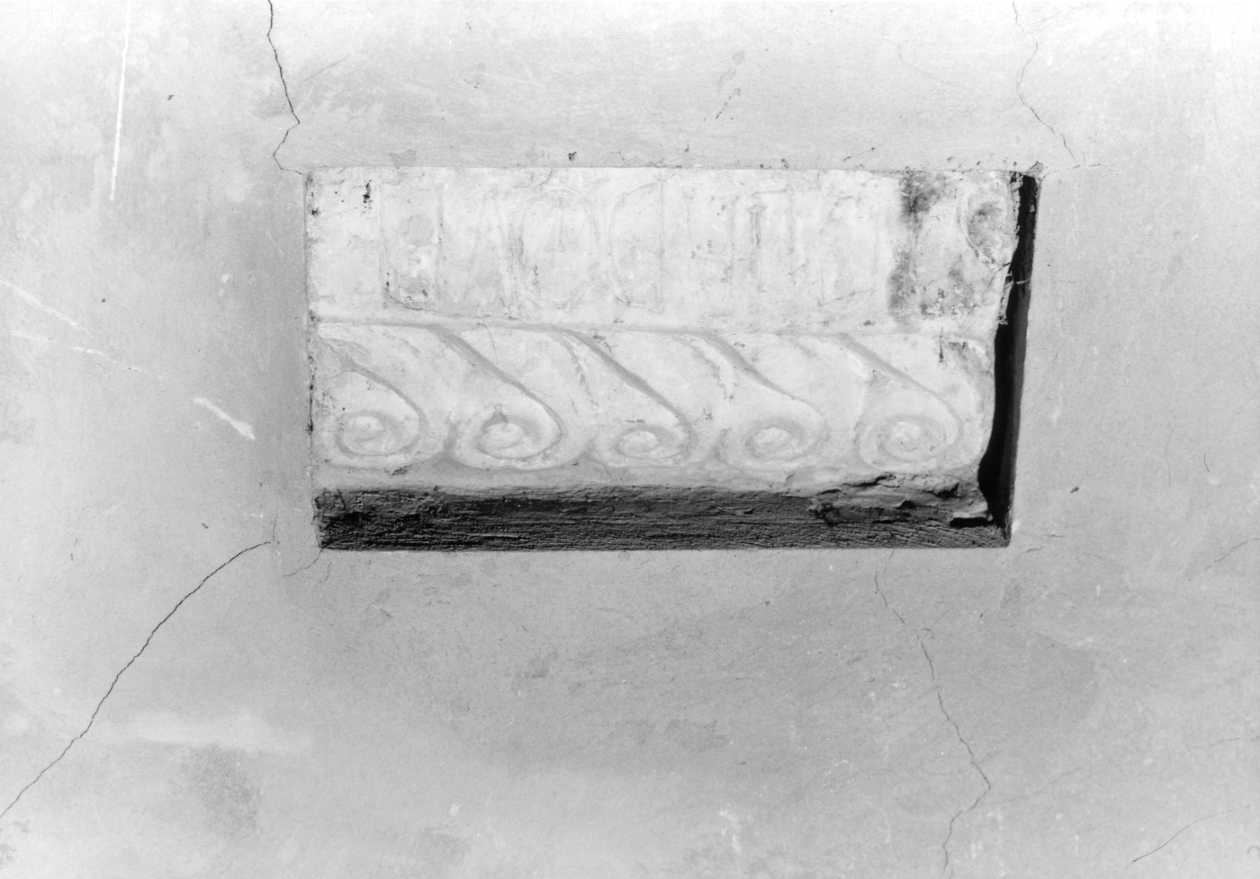motivi decorativi a caulicoli (capitello, frammento) - ambito romagnolo (fine/inizio secc. XV/ XVI)