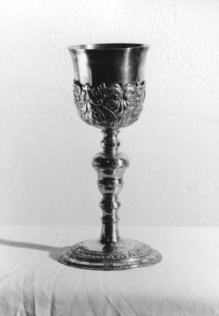 motivi decorativi a volute, ad ovoli e vegetali (calice) - manifattura romagnola (metà sec. XVII)