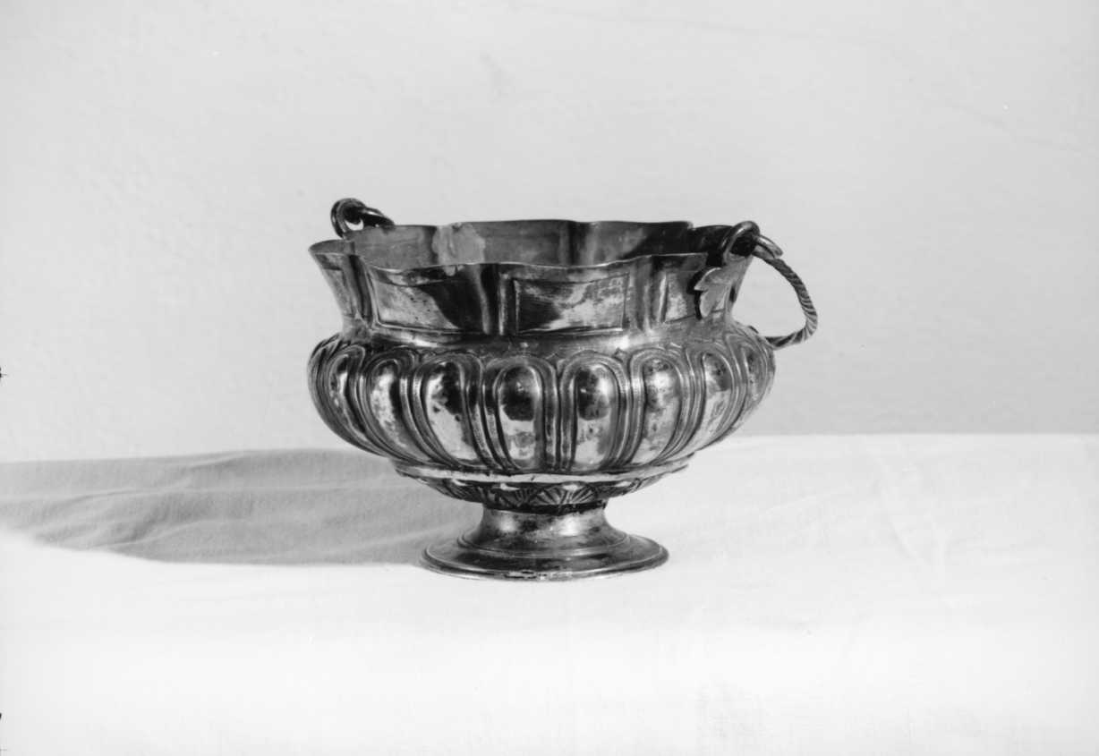 motivi decorativi, fogliette e godronatura (secchiello per l'acqua benedetta) - manifattura romagnola (seconda metà sec. XVIII)