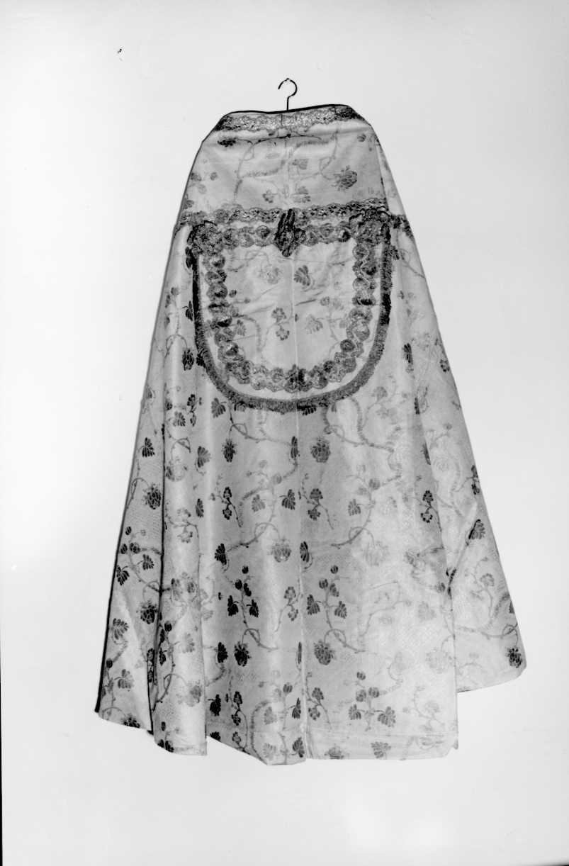 motivi decorativi vegetali e stemma (piviale) - manifattura romagnola (metà sec. XVIII)