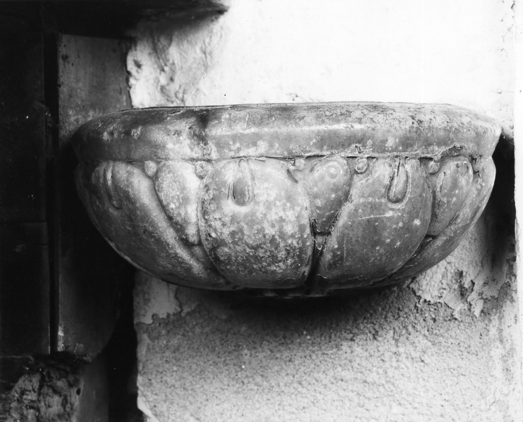 acquasantiera da parete - bottega romagnola (fine sec. XVI)