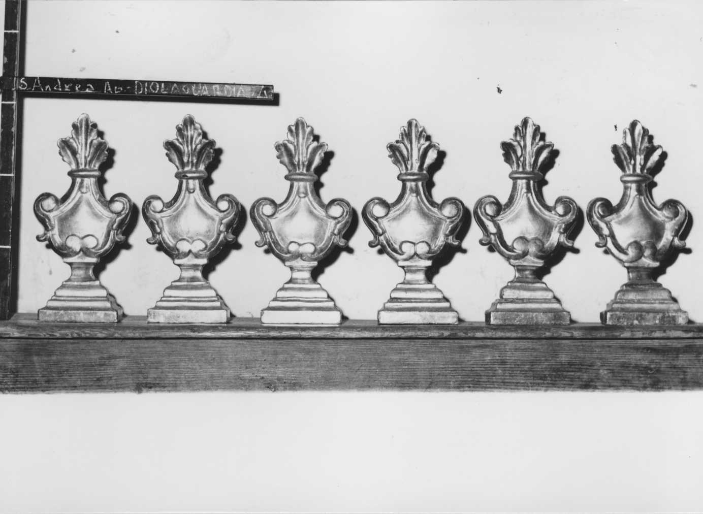 vaso d'altare con composizione floreale, serie - bottega romagnola (fine sec. XVIII)