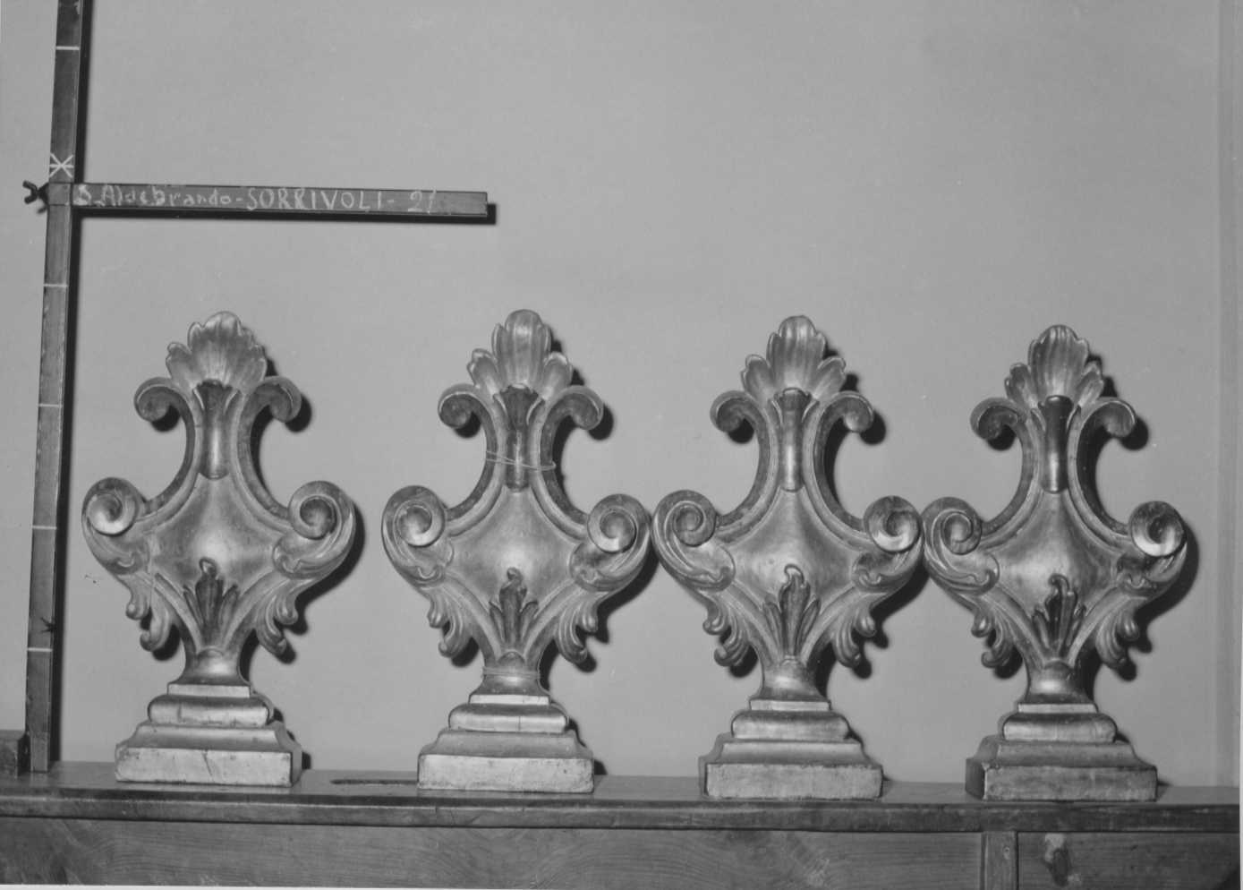 vaso d'altare con composizione floreale, serie - bottega romagnola (sec. XVIII)