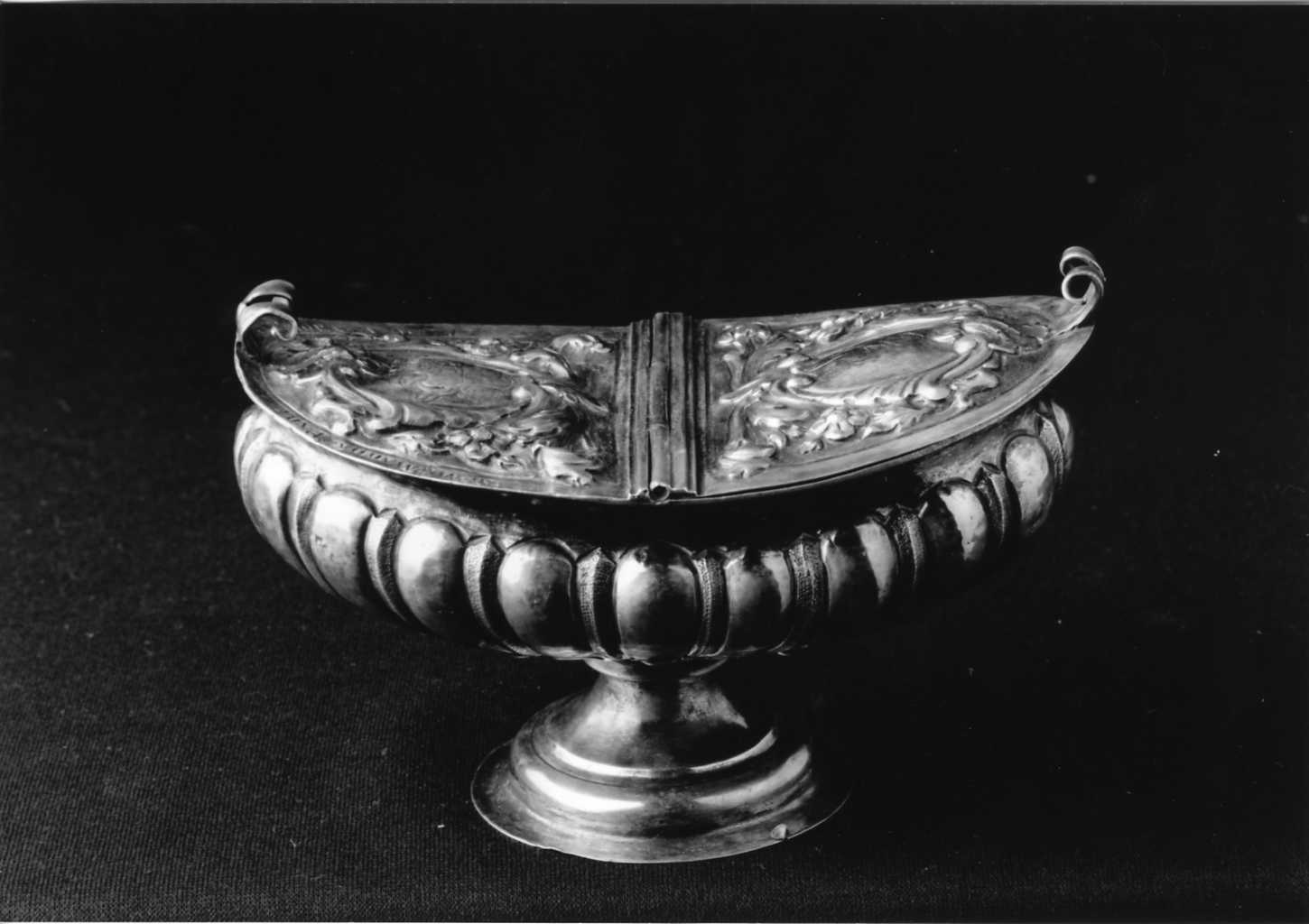navicella portaincenso, elemento d'insieme - bottega fiorentina (sec. XVIII)