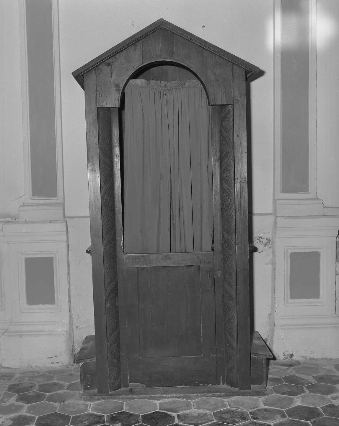 confessionale - ambito tosco-romagnolo (secondo quarto sec. XX)