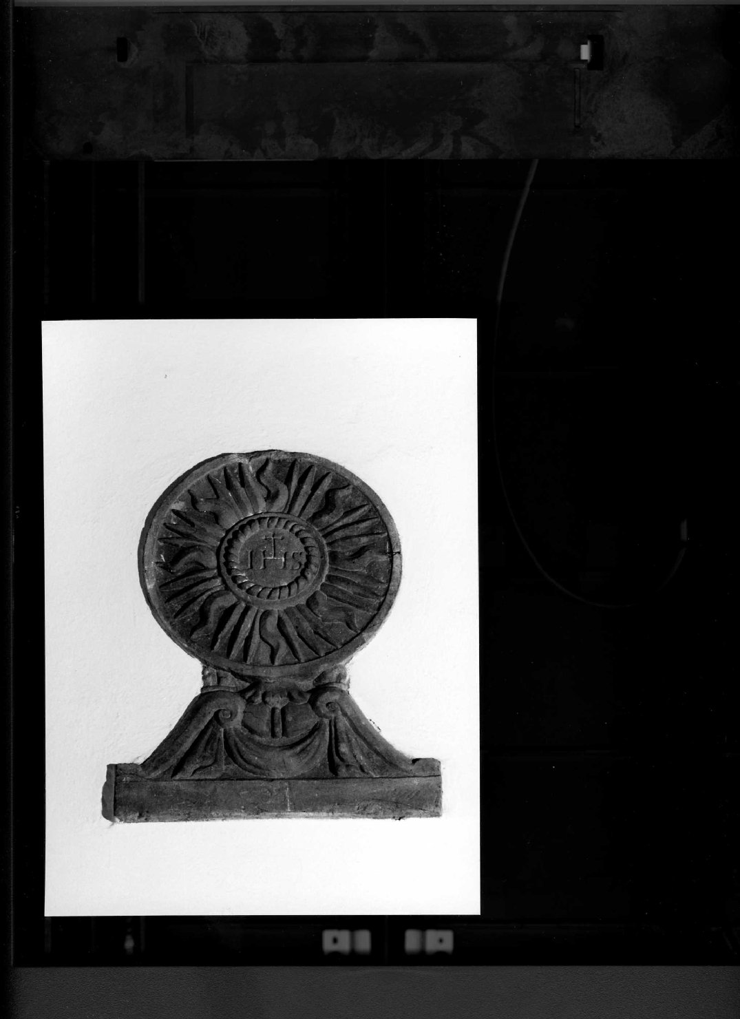 stemma di San Bernardino da Siena, stemma (rilievo, frammento) - ambito romagnolo (seconda metà sec. XVII)