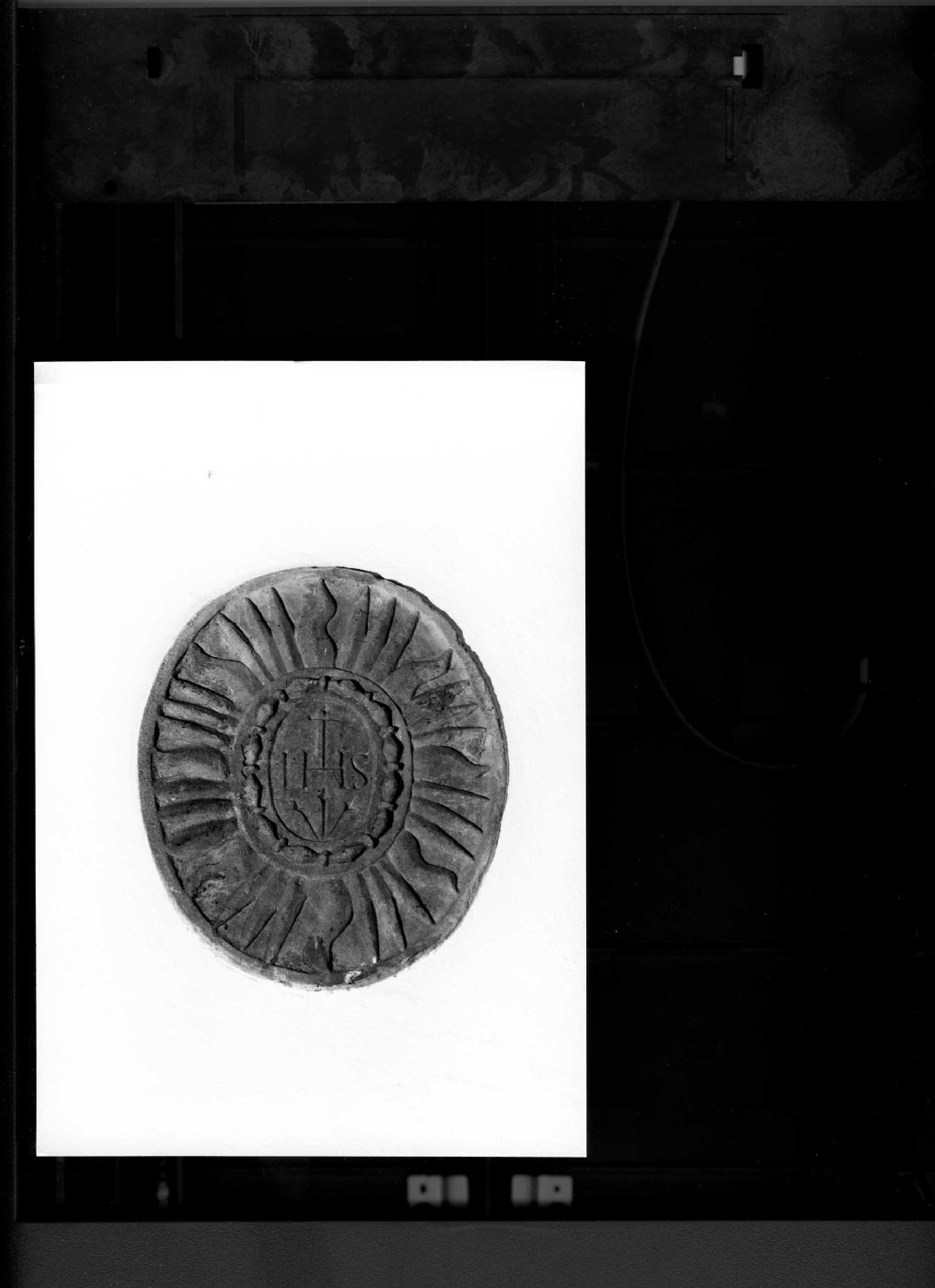 stemma di San Bernardino da Siena, stemma (rilievo, frammento) - ambito romagnolo (seconda metà sec. XVII)