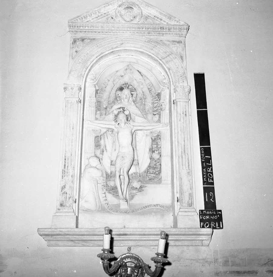 la Trinità adorata dall'eremita Pietro da Durazzo (edicola) di Agostino di Duccio (attribuito) (sec. XV)