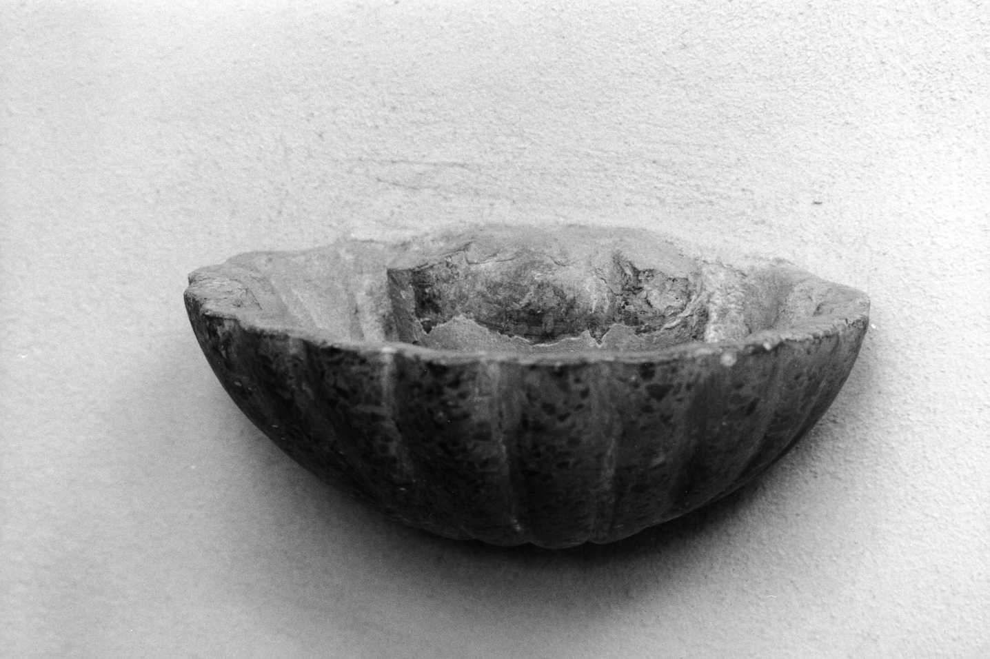 acquasantiera da parete - manifattura romagnola (sec. XVIII)