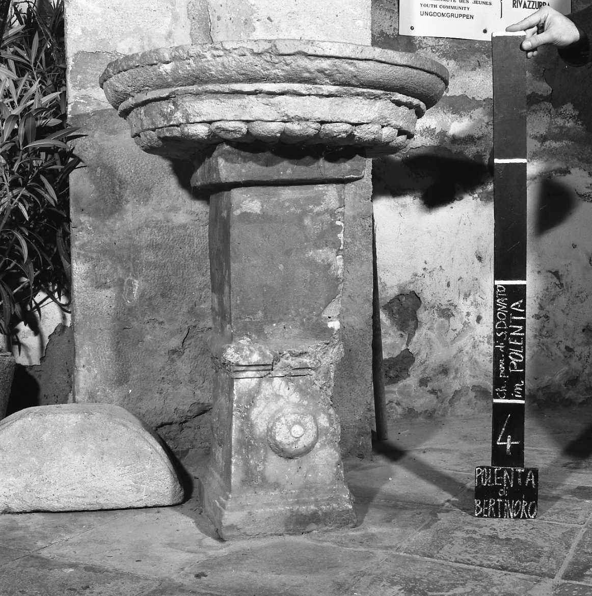 acquasantiera, opera isolata - bottega romagnola (fine/inizio secc. XVI/ XVII)