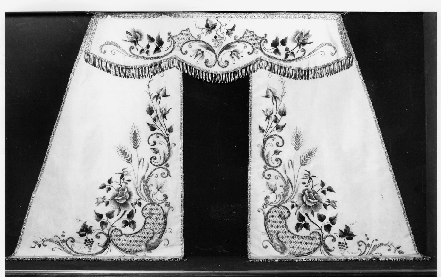 conopeo di tabernacolo - manifattura romagnola (primo quarto sec. XX)