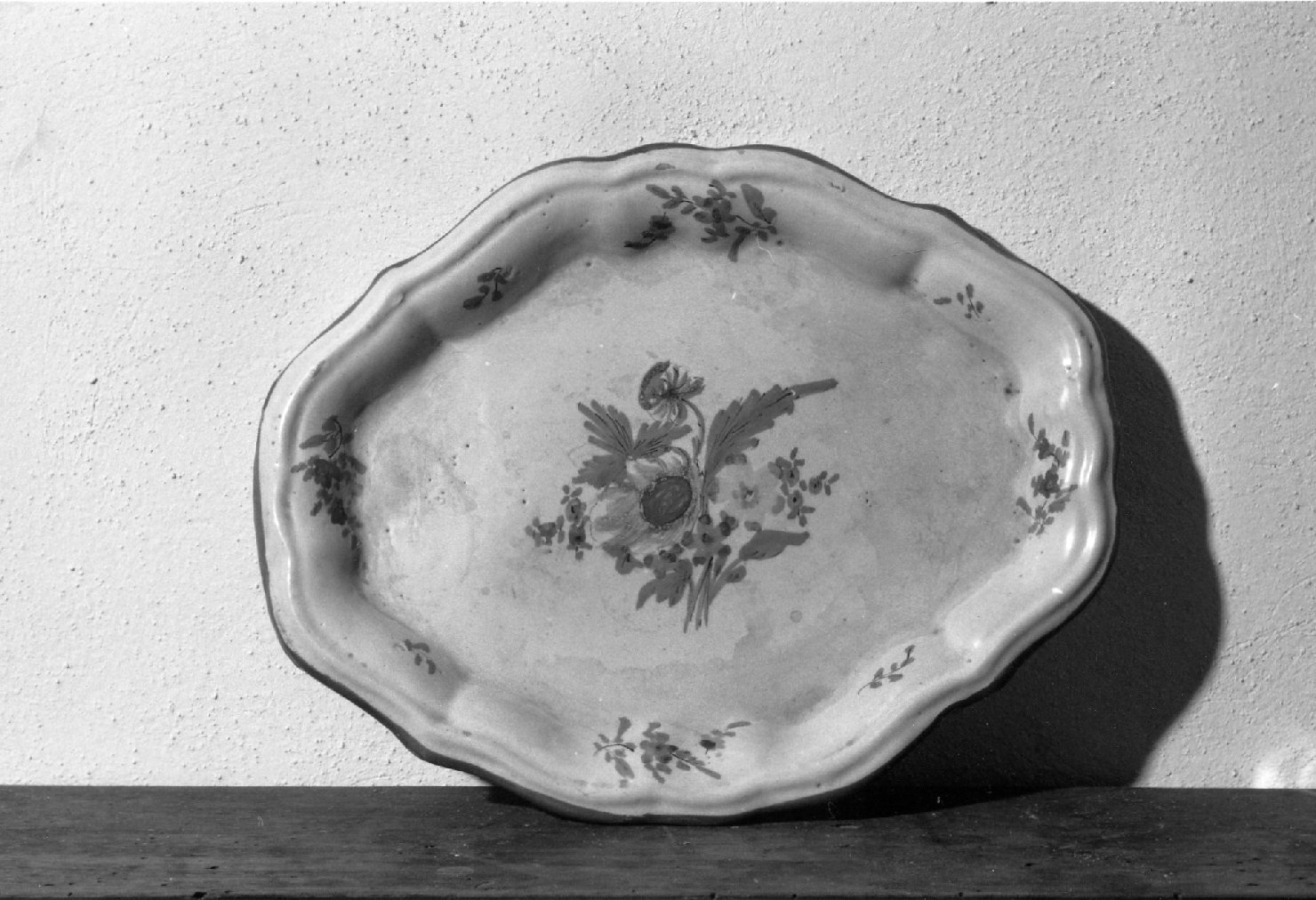 motivi decorativi floreali (piatto) - ambito faentino (sec. XVIII)